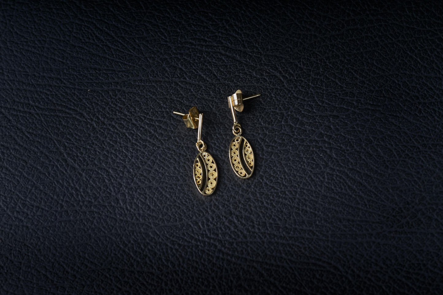 Aretes oval en oro de 18 kilates