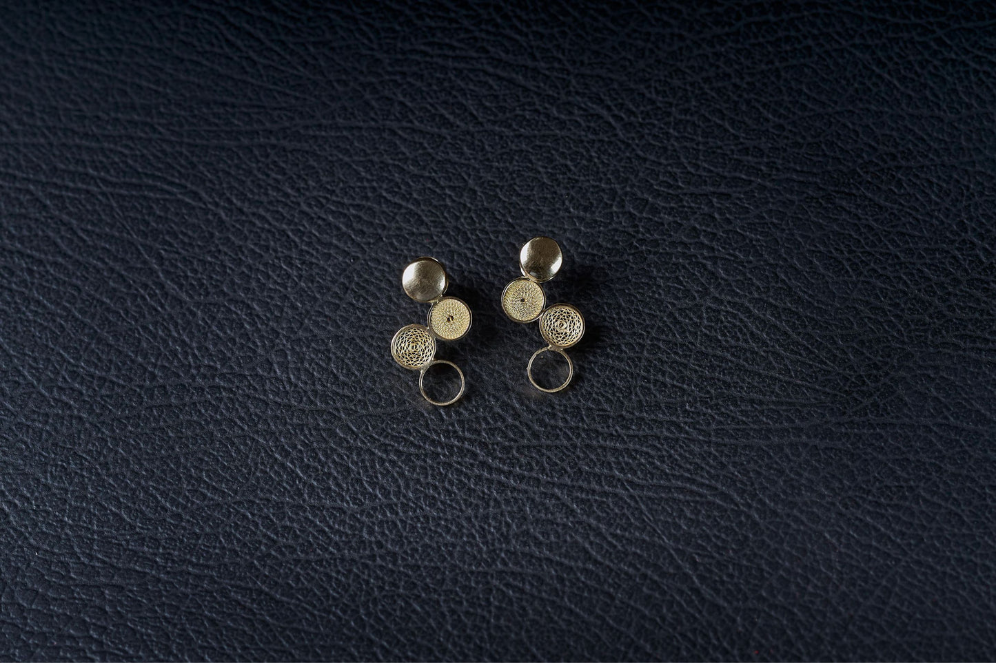 Aretes panel circular en oro de 18 kilates