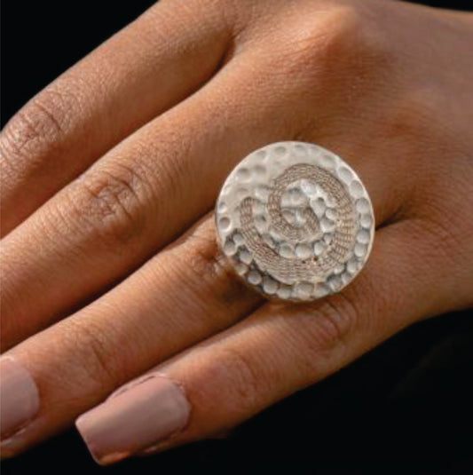 ANILLO CIRCULO MARTILLADO CON TELAR EN PLATA