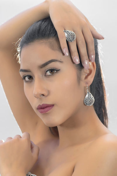 ANILLO GOTA MARTILLADO CON TELAR EN PLATA