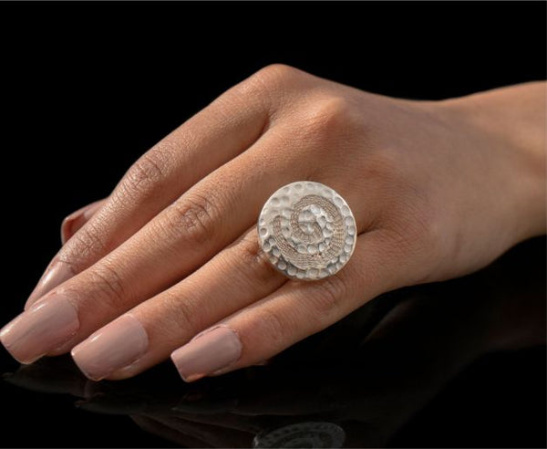 ANILLO CIRCULO MARTILLADO CON TELAR EN PLATA