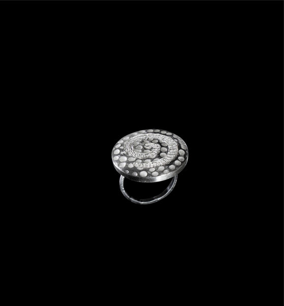 ANILLO CIRCULO MARTILLADO CON TELAR EN PLATA