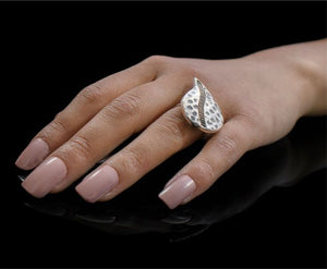 ANILLO GOTA MARTILLADO CON TELAR EN PLATA