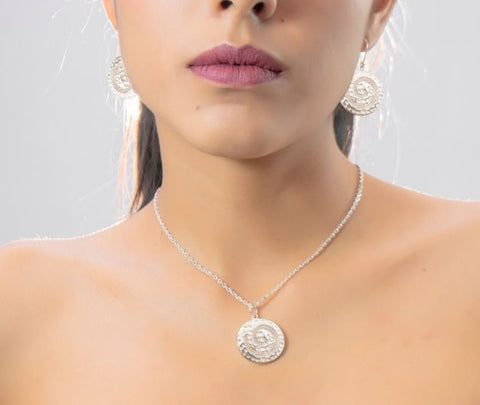 COLLLAR CIRCULO MARTILLADO CON TELAR EN PLATA